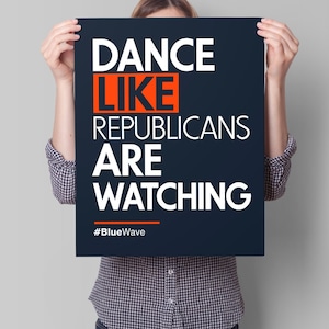 Może przedstawiać: Niebieski plakat z białym tekstem, kt&oacute;ry brzmi "Dance Like Republicans Are Watching" i hashtagiem "#BlueWave" w mniejszym białym tekście.