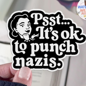 Pegatina "Está bien golpear a los nazis", vinilo antifascista resistente al agua, divertida pegatina anti-Trump, BootsTees antirracista, derechos de las mujeres trans, lgbt