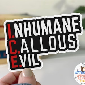 以下が含まれることがあります： 黒い縁取りのある白いステッカーで、白い文字で「I.NHUMANE C.ALLOUS E.VIL」と書かれており、「I」、「C」、および「E」の文字は赤色です。ステッカーは手で持たれています。テキストの入った丸いステッカーが右下隅にあります。