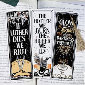 Marcapáginas Kindred's Curse: Mercancía de Spark of the Everflame, ilustraciones con licencia de Penn Cole de BootsTees