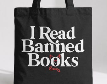 Sacola de lona "Eu leio livros proibidos", com frase engraçada desenhada à mão, perfeita para amantes de livros. Ideal para presentear quem ama ler. Disponibilizamos um lindo produto da BootsTees.