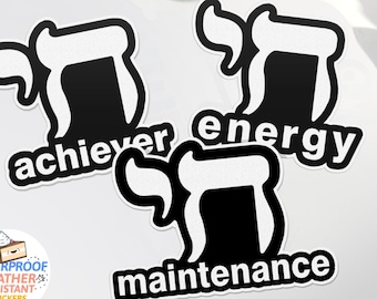 Könnte beinhalten: Drei schwarz-weiße Aufkleber mit dem hebräischen Buchstaben 'Chai' und den Wörtern 'achiever', 'energy' und 'maintenance'.