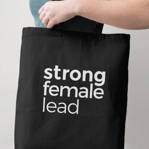 女性のためのフェミニスト トートバッグ | 引用句入りトートバッグ、女性へのフェミニスト ギフト、女性エンパワーメント ビーチバッグ、再利用可能なショッピングバッグ、強い女性