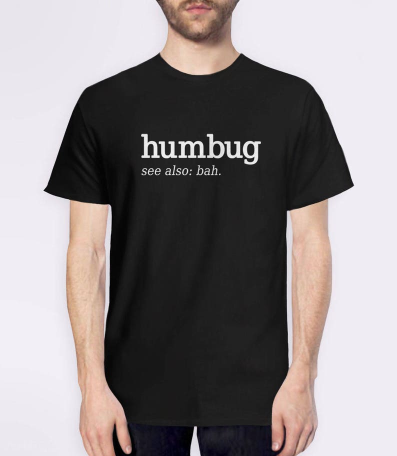 K&ouml;nnte beinhalten: Schwarzes T-Shirt mit dem wei&szlig;en Wort "humbug" und dem darunter gedruckten Text "see also: bah.". Das T-Shirt hat einen Rundhalsausschnitt.