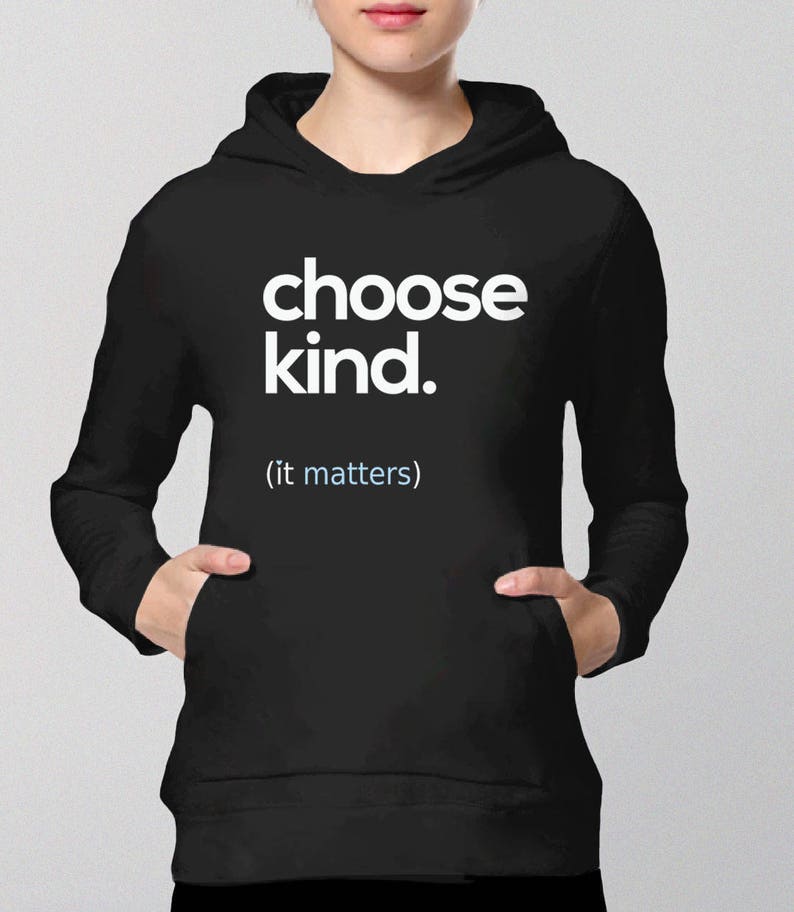 以下が含まれることがあります： 白い文字で「choose kind. (it matters)」と書かれた黒いフード付きスウェットシャツです。