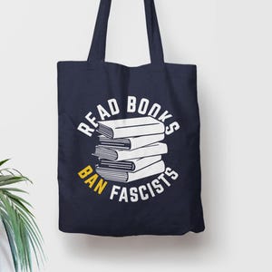 Bolso de mano con el lema "Lee libros, prohíbe a los fascistas", diseño gráfico dibujado a mano, sin IA, regalo divertido con cita sobre la lectura para lectores, bolso de mano de lona gruesa anti-Trump. imagen 6