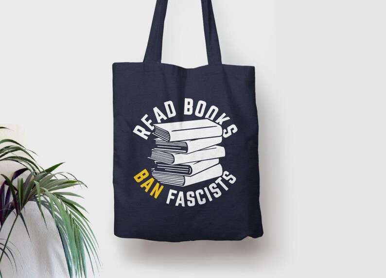 Bolso de mano con el lema "Lee libros, prohíbe a los fascistas", diseño gráfico dibujado a mano, sin IA, regalo divertido con cita sobre la lectura para lectores, bolso de mano de lona gruesa anti-Trump. imagen 6