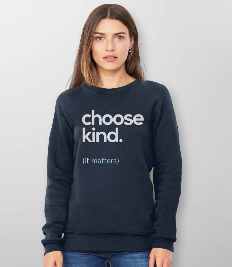 以下が含まれることがあります： 白い文字で「choose kind. (it matters)」と書かれた紺色のスウェットシャツです。