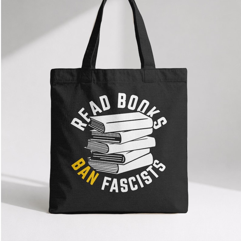 Bolso de mano con el lema "Lee libros, prohíbe a los fascistas", diseño gráfico dibujado a mano, sin IA, regalo divertido con cita sobre la lectura para lectores, bolso de mano de lona gruesa anti-Trump. imagen 1