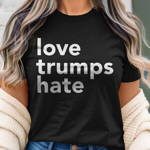 Camiseta "El amor triunfa sobre el odio", camiseta activista, camiseta política, camiseta anti-Trump, camiseta liberal, camiseta con cita inspiradora, camiseta LGBT imagen 3