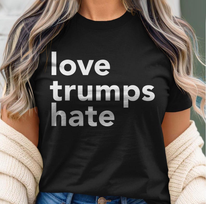 Camiseta "El amor triunfa sobre el odio", camiseta activista, camiseta política, camiseta anti-Trump, camiseta liberal, camiseta con cita inspiradora, camiseta LGBT imagen 3