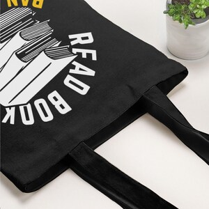 Bolso de mano con el lema "Lee libros, prohíbe a los fascistas", diseño gráfico dibujado a mano, sin IA, regalo divertido con cita sobre la lectura para lectores, bolso de mano de lona gruesa anti-Trump. imagen 5