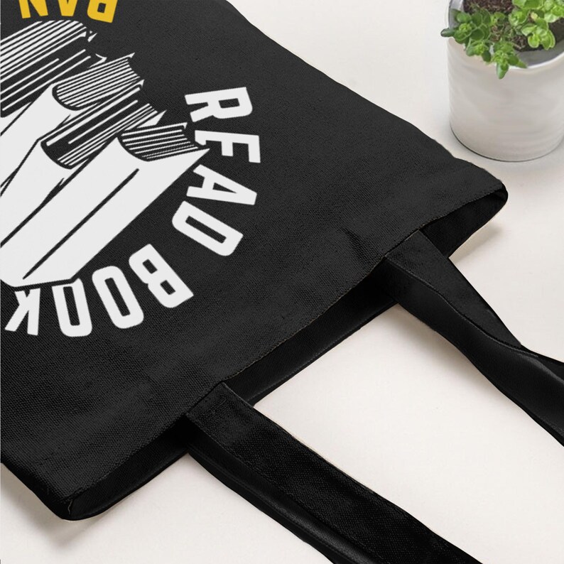 Bolso de mano con el lema "Lee libros, prohíbe a los fascistas", diseño gráfico dibujado a mano, sin IA, regalo divertido con cita sobre la lectura para lectores, bolso de mano de lona gruesa anti-Trump. imagen 5