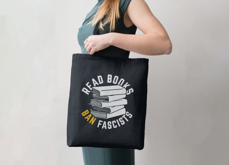Bolso de mano con el lema "Lee libros, prohíbe a los fascistas", diseño gráfico dibujado a mano, sin IA, regalo divertido con cita sobre la lectura para lectores, bolso de mano de lona gruesa anti-Trump. imagen 4