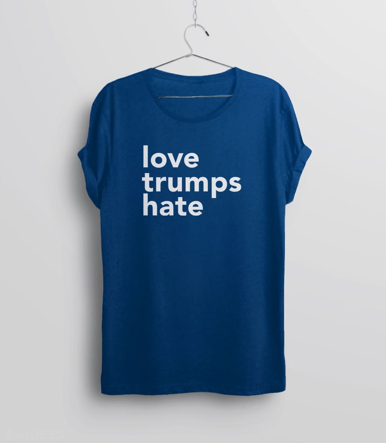 Camiseta "El amor triunfa sobre el odio", camiseta activista, camiseta política, camiseta anti-Trump, camiseta liberal, camiseta con cita inspiradora, camiseta LGBT imagen 6