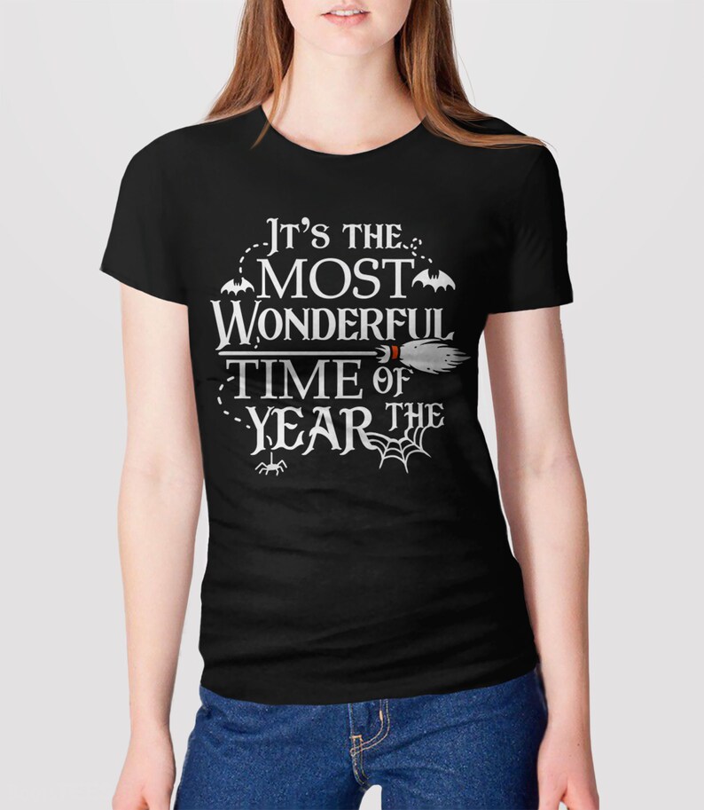 K&ouml;nnte beinhalten: Schwarzes T-Shirt mit einem wei&szlig;en Aufdruck, der "Es ist die sch&ouml;nste Zeit des Jahres" sagt, mit Flederm&auml;usen, einem Besen und einem Spinnennetz.