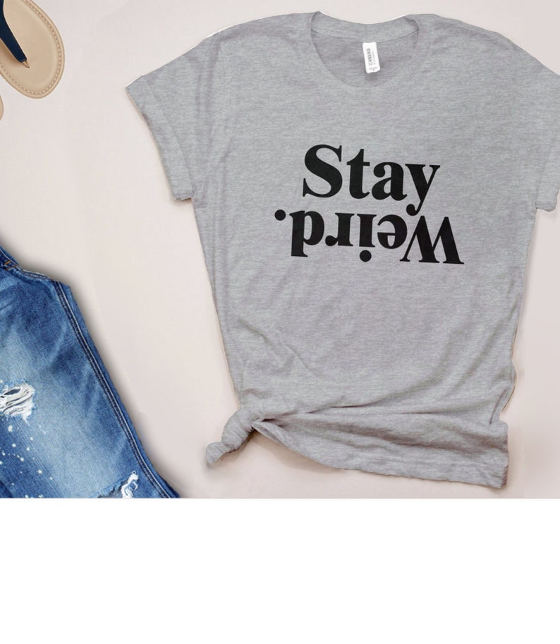 Stay Weird Shirt, Funny Quote Shirt with Saying, Declaración T Shirt, Womens Graphic Tee, Inspirational T-Shirt with Saying, Weirdo Tshirt imagen 1