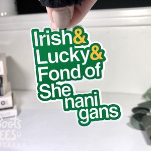 Puede incluir: Pegatina verde y amarilla con el texto "Irish & Lucky & Fond of Shenanigans".