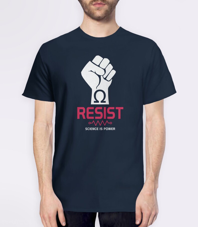 Pode incluir: Uma camiseta azul marinho com um punho branco levantado no ar. O punho segura um s&iacute;mbolo &ocirc;mega. O texto "RESIST" est&aacute; em letras vermelhas abaixo do punho. Abaixo do texto h&aacute; uma linha ondulada e o texto "SCIENCE IS POWER".