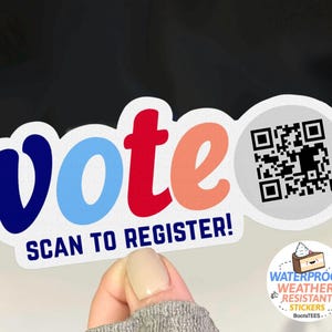 Può includere: Un adesivo bianco con la parola "vote" in lettere colorate. L'adesivo ha un codice QR e il testo "SCAN TO REGISTER!" in nero. L'adesivo è impermeabile e resistente alle intemperie.