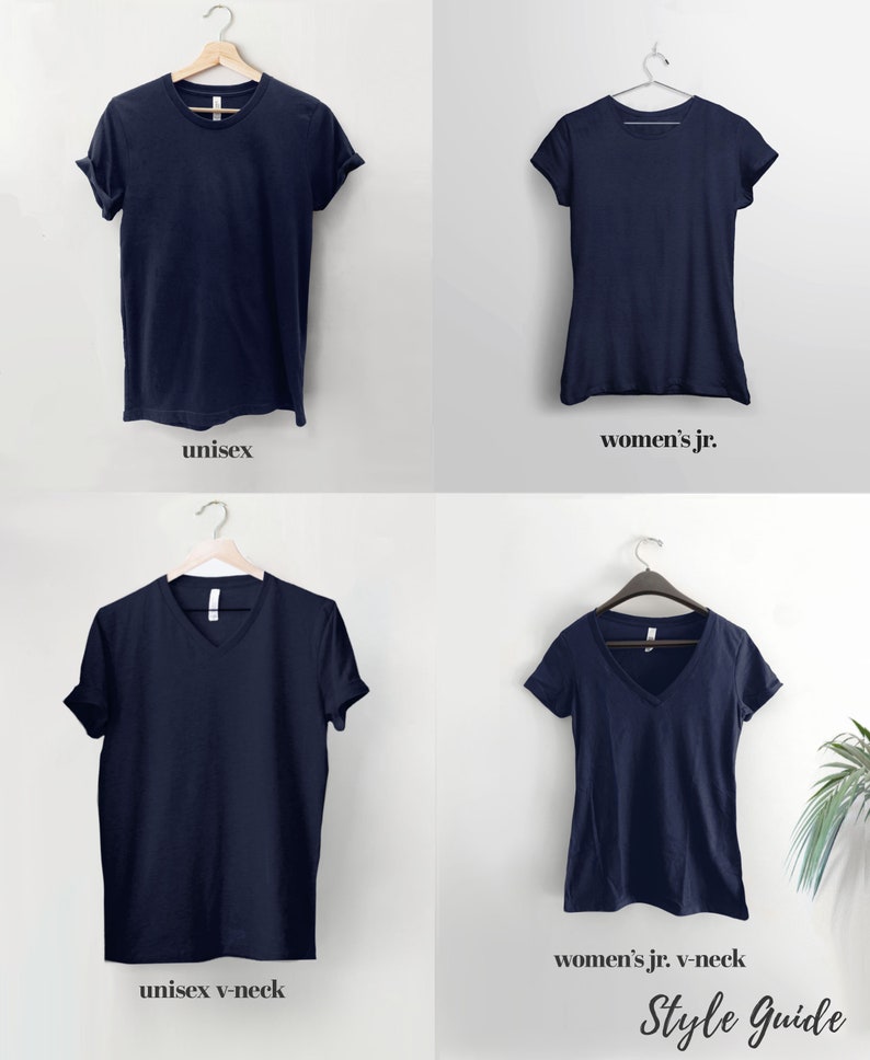 Pode incluir: Quatro camisetas azul-marinho penduradas em cabides contra um fundo branco. As camisetas s&atilde;o exibidas em quatro estilos diferentes: unissex, j&uacute;nior feminino, gola em V unissex e gola em V j&uacute;nior feminino. O texto "Style Guide" &eacute; exibido na parte inferior da imagem.