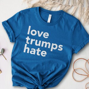 Camiseta "El amor triunfa sobre el odio", camiseta activista, camiseta política, camiseta anti-Trump, camiseta liberal, camiseta con cita inspiradora, camiseta LGBT imagen 4