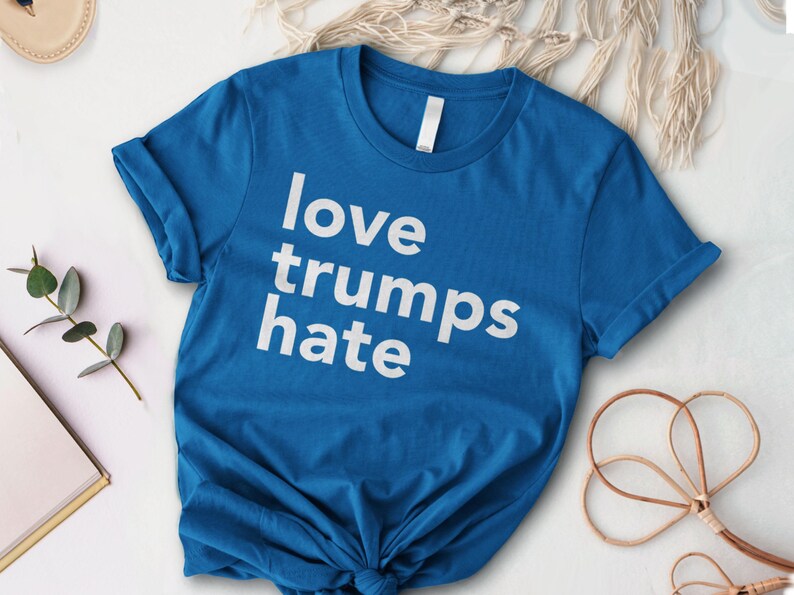 Camiseta "El amor triunfa sobre el odio", camiseta activista, camiseta política, camiseta anti-Trump, camiseta liberal, camiseta con cita inspiradora, camiseta LGBT imagen 4