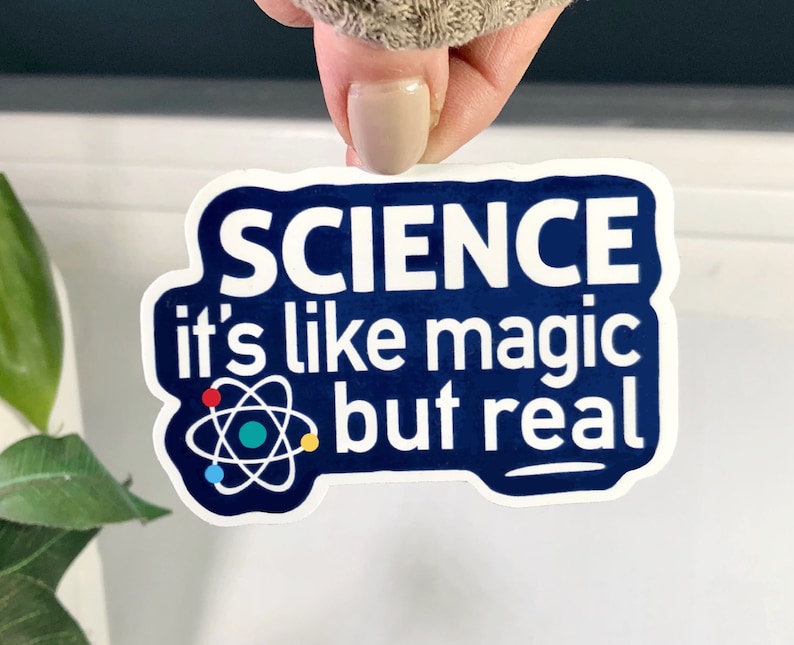 K&ouml;nnte beinhalten: Ein blauer und wei&szlig;er Aufkleber mit dem Text "SCIENCE it's like magic but real" und einem stilisierten Atom mit roten, gelben, blauen und gr&uuml;nen Kreisen.