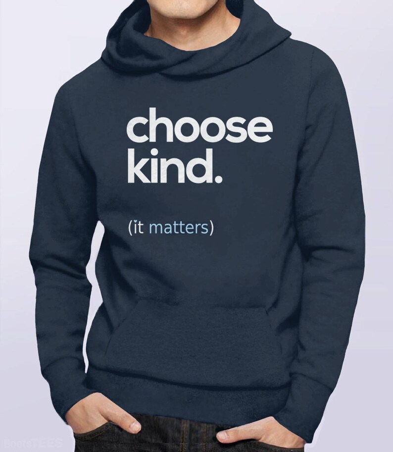 以下が含まれることがあります： 前面に「choose kind. (it matters)」という白い文字がプリントされたネイビーブルーのフード付きスウェットシャツです。