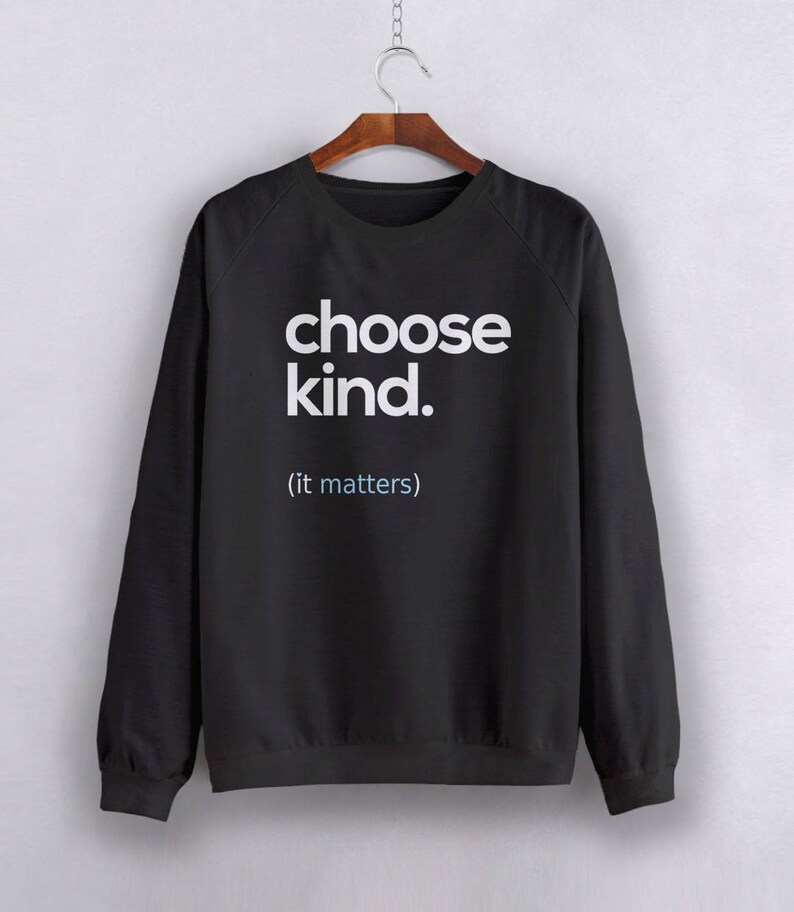 以下が含まれることがあります： 白い文字で「choose kind. (it matters)」とプリントされた黒いスウェットシャツ