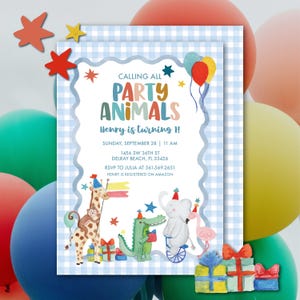 Puede incluir: Una invitación de fiesta con un fondo a cuadros azul y blanco. La invitación dice "LLAMANDO A TODOS LOS ANIMALES DE FIESTA" y presenta ilustraciones de animales, globos y el texto "¡Henry cumple años!" con detalles del evento.