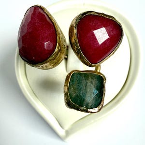 Anello vintage di tendenza con pietre di labradorite color rubino, regolabile, stile brutalista artigianale, gioiello boho audace