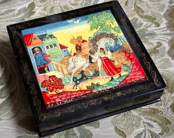 Caja vintage de laca rusa, pintada a mano, Mstera, firmada por el artista.