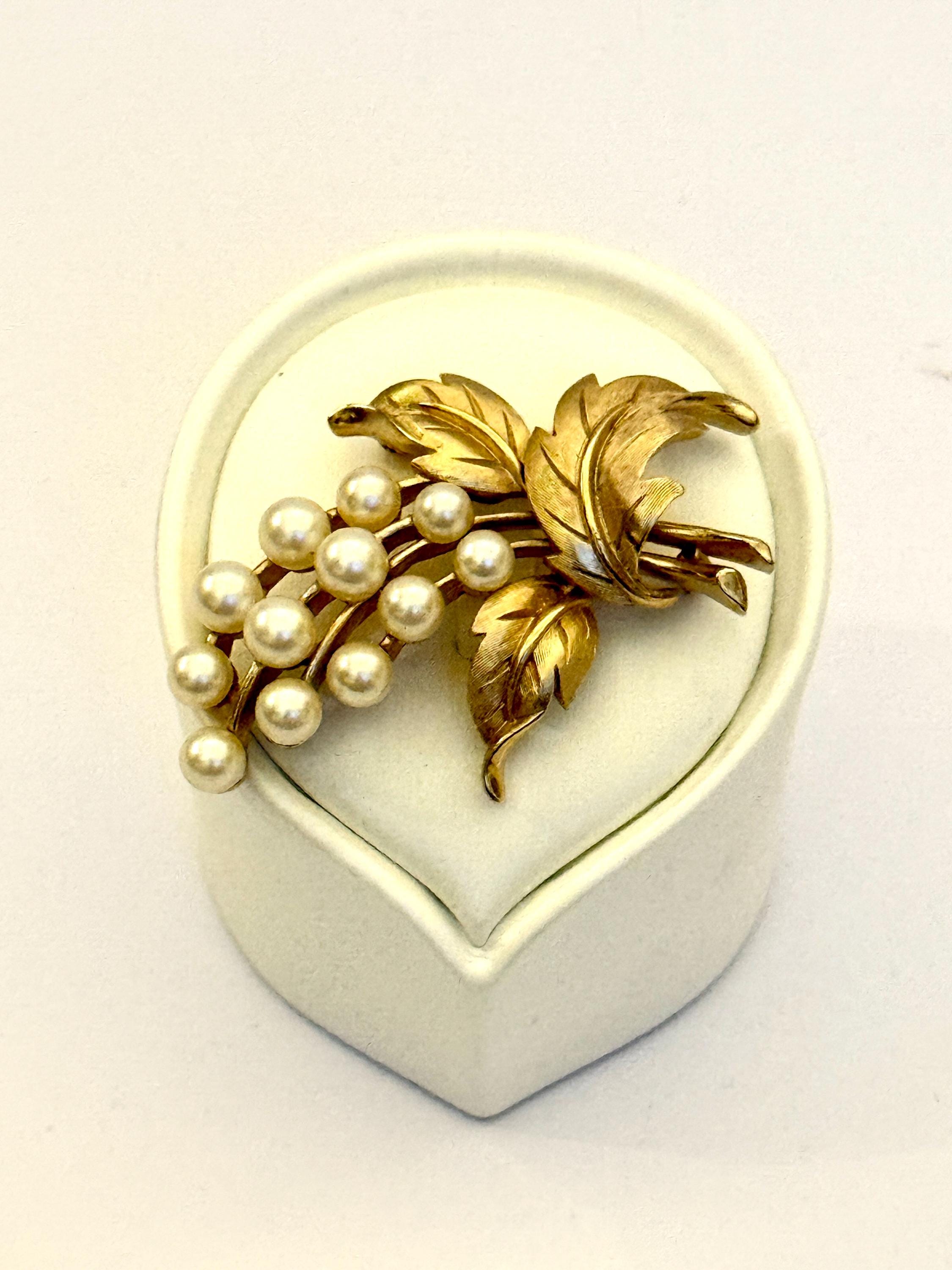 Broche nœud en or blanc sertie d'une perle de culture et