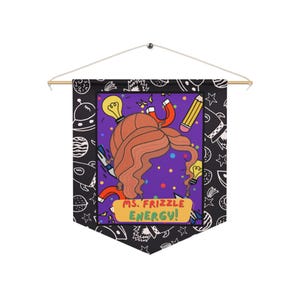 Puede incluir: Un estandarte de pared decorativo con una ilustración de dibujos animados de una mujer con cabello rojo, una bombilla y un imán. El estandarte tiene un borde negro con garabatos blancos y el texto "MS. FRIZZLE ENERGY!" en un rectángulo amarillo.