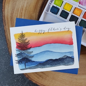 Glücklicher Vatertagsbaum und Berge, gedruckte Karte mit Letterpress.  Perfekte Dad-Tageskarte