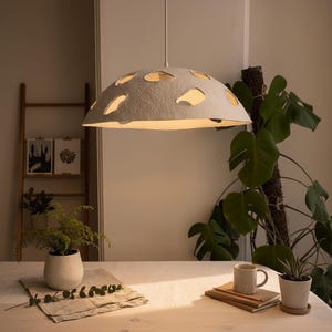 Handgemaakte kroonluchter van papier-maché– Minimalistische plafondlamp, lampenkap met organische textuur