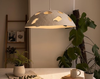 Lámpara de araña de papel maché hecha a mano: luz de techo minimalista con pantalla de textura orgánica.