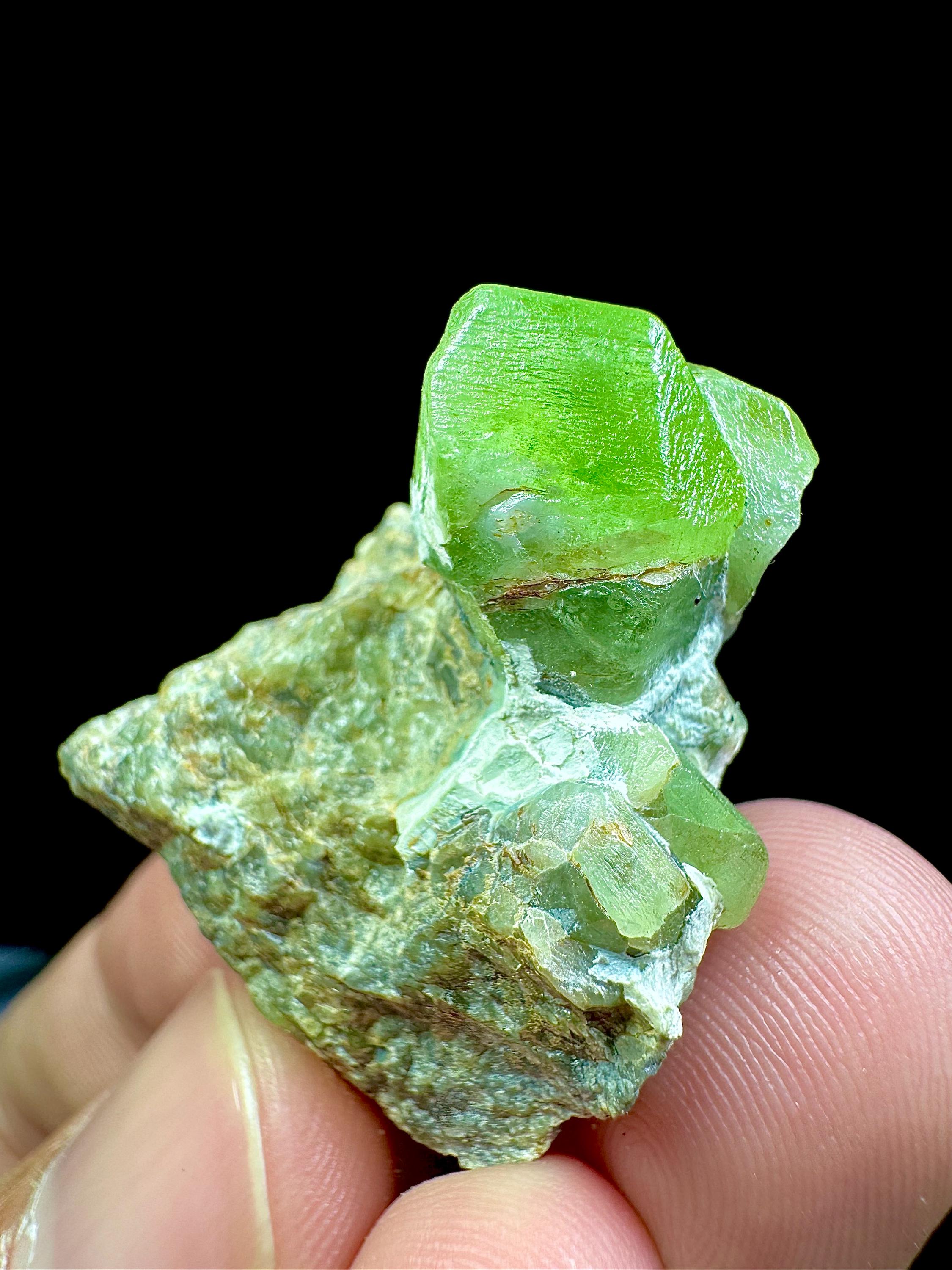 見事なグリーン色のペリドット結晶とマトリックス標本 115 カラット