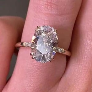 Anel de noivado oval de moissanita de 3 quilates: halo oculto de ouro 14K, garra dupla