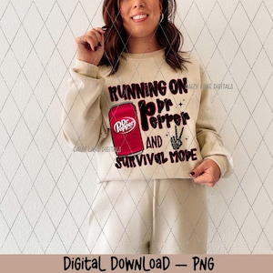 Puede incluir: Una sudadera beige con el texto "RUNNING ON Dr Pepper AND SURVIVAL MODE" en negro y rojo. Un gráfico de lata de Dr Pepper roja está en la parte delantera. Las palabras "Digital Download - PNG" están en la parte inferior.