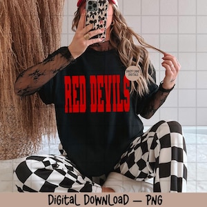 Puede incluir: Camiseta negra con las palabras "RED DEVILS" en letras rojas en negrita. La imagen también incluye pantalones a cuadros en blanco y negro y una gorra roja. Las palabras "Digital Download - PNG" están en la parte inferior de la imagen.