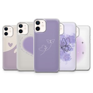 Op de afbeelding: Een verzameling van vijf telefoonhoesjes in verschillende paarse tinten. Elke hoes heeft een uniek ontwerp, waaronder een hart, vlinder en bloemenlijnkunst. De hoesjes zijn gemaakt van een helder, beschermend materiaal.