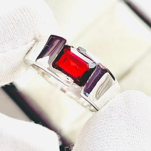 Ring met smaragd geslepen granaat: art deco sterlingzilver, geboortesteen januari