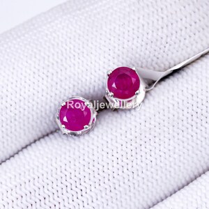 Robijnrode oorknopjes: sterlingzilveren art-decosieraden