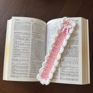 Crochet Bookmark – Soft Girl Page Marker, Y2K & Cottagecore Inspired Gift for Book Lovers, Messy Coquette Aesthetic, Coquette Bow Bookmark