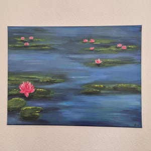 Puede incluir: Pintura acrílica de un estanque con nenúfares. El agua es azul oscuro, y los nenúfares son rosas con hojas verdes. La pintura tiene un ambiente sereno y natural, centrándose en la belleza del agua y las flores.