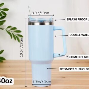 Op de afbeelding: Een lichtblauwe 40oz-beker met een spatwaterdicht deksel, comfortabele handgreep en dubbelwandige isolatie. De beker is 27 cm hoog en 10 cm breed, ontworpen voor de meeste bekerhouders.