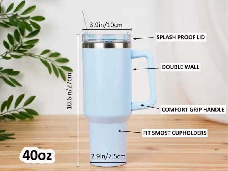 Op de afbeelding: Een lichtblauwe 40oz-beker met een spatwaterdicht deksel, comfortabele handgreep en dubbelwandige isolatie. De beker is 27 cm hoog en 10 cm breed, ontworpen voor de meeste bekerhouders.