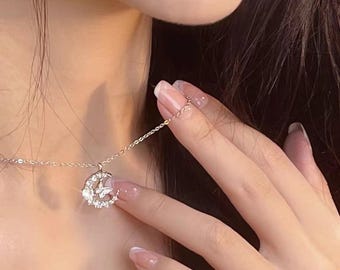Moon Sparkling Diamond Butterfly Necklace for Ladys Butterfly Pendant Necklace Valentine&#39;s Day gift Anniversary Gift Wedding gift